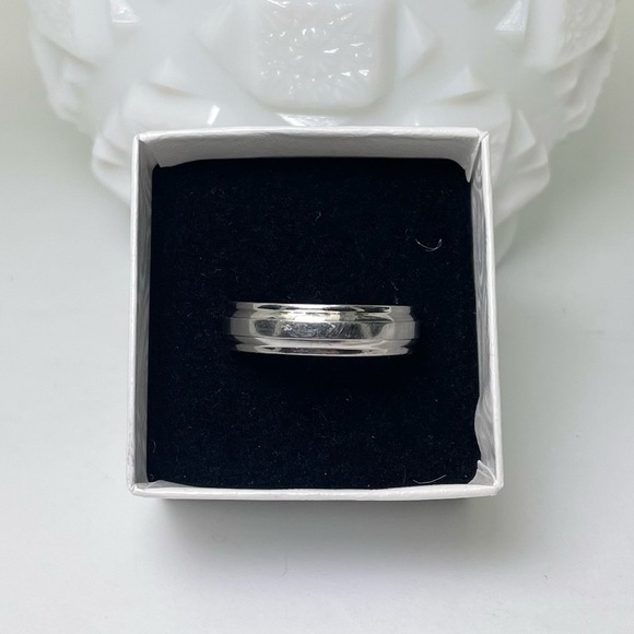 Mens Silver Band Ring - Picture 2 of 9